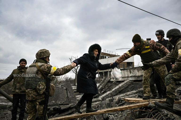 ค่าผ่านทาง มนุษยธรรมของการรุกรานของรัสเซีย หลังจากหลายเดือนของการเพิ่มกำลังทหารตามแนวชายแดนของยูเครน การบุกรุกอย่างกว้างขวางของ