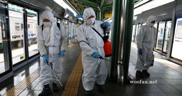 เซี่ยงไฮ้ฆ่าเชื้อ ปิดรถไฟใต้ดินทุกแห่งสู้โควิดทีมงานในชุดป้องกันสีขาวกำลังเข้าสู่บ้านของผู้ติดเชื้อ coronavirus เพื่อฉีดพ่นยาฆ่าเชื้อ