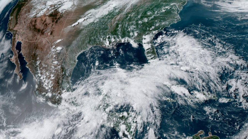 พายุเฮอริเคนอกาธา หนึ่งในพายุเฮอริเคนที่เร็วและแรงที่สุดในประวัติศาสตร์ที่โจมตีทวีปอเมริกาเหนือจากมหาสมุทรแปซิฟิก ทำให้เกิดแผ่นดิน