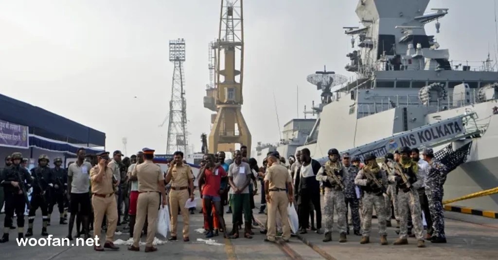 โจรสลัดโซมาเลีย ที่ถูกจับได้เดินทางมาถึงอินเดียเพื่อเผชิญการพิจารณาคดีฐานจี้เรือ อินเดียได้นำตัวโจรสลัดโซมาเลียที่ถูกจับได้ 35 คนไปยัง